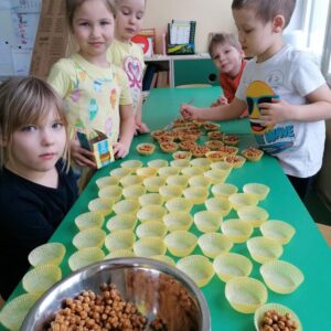 Karksi-Nuia lasteaia lapsed osalevad toidukoolis.